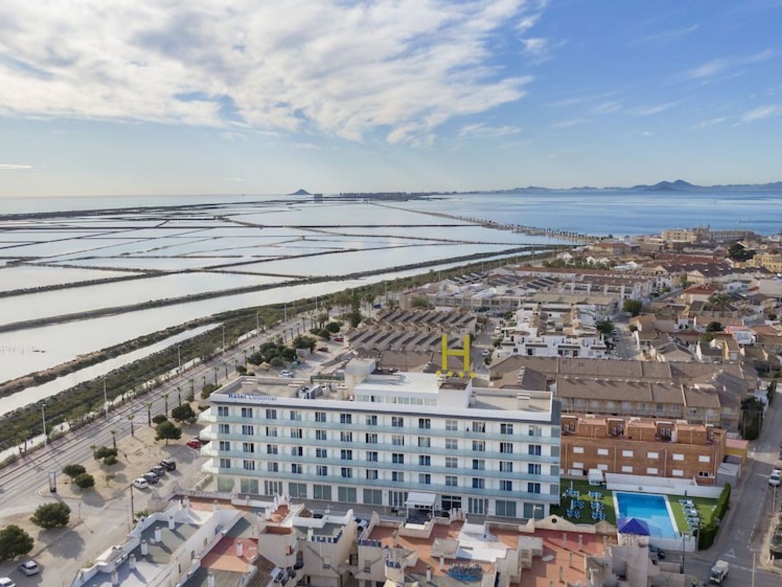 en luftig utsikt over en stor bygning ved siden av et vann