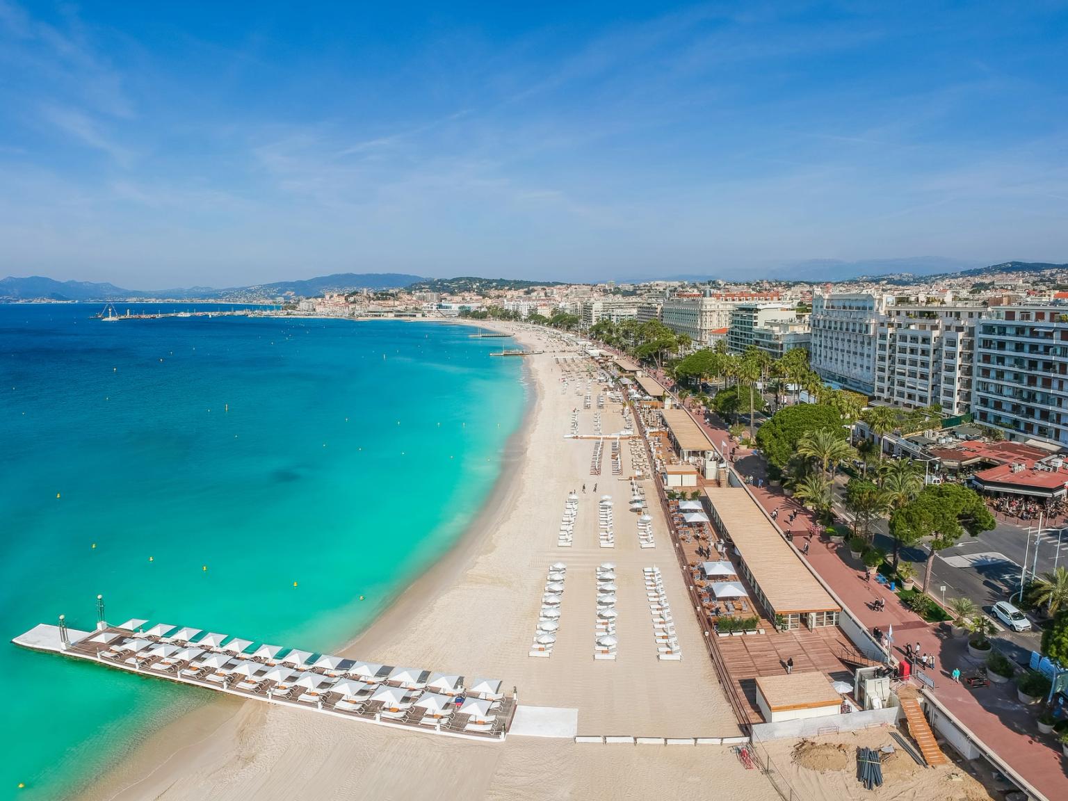 en luftig utsikt over en strand i Cannes, Frankrike