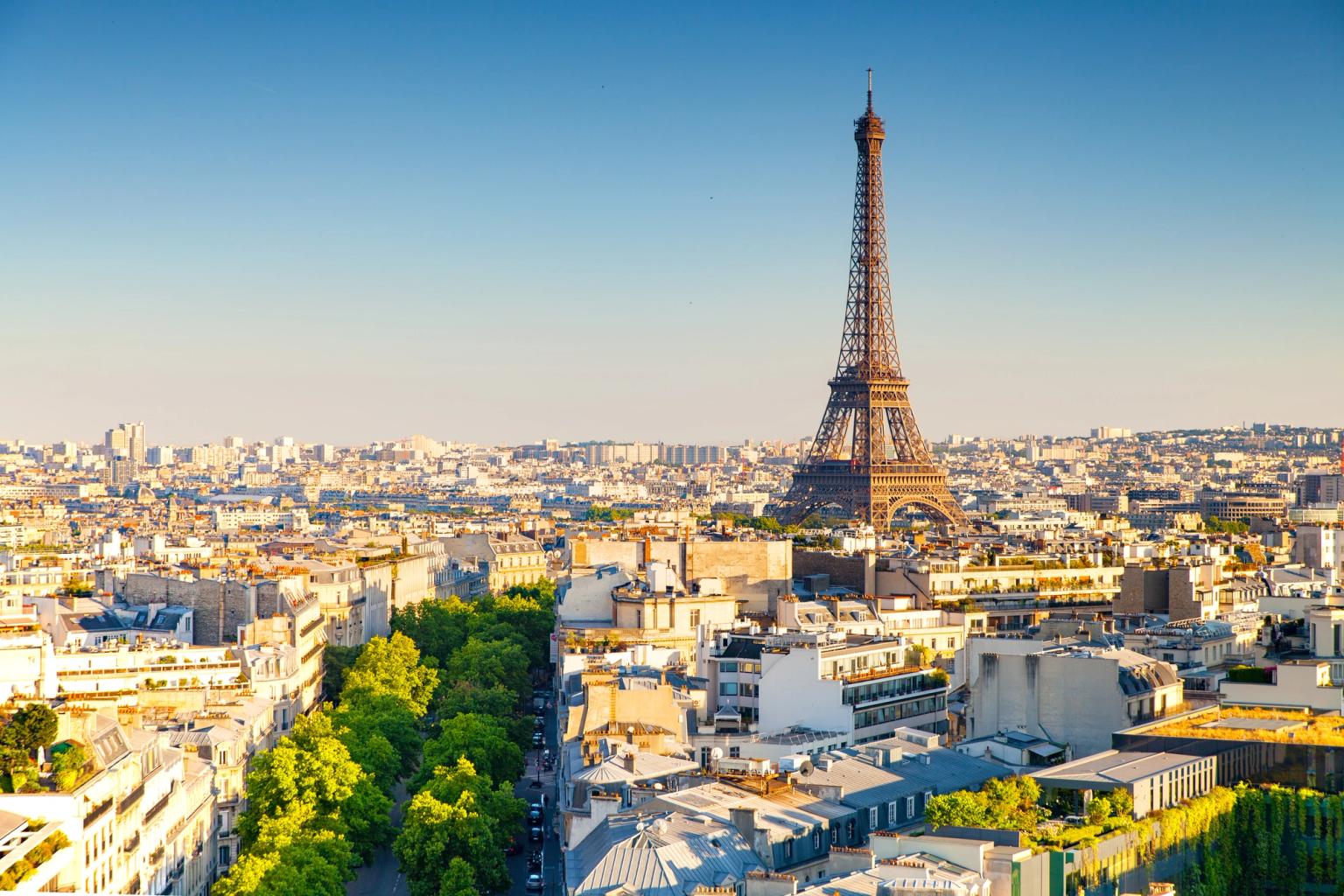 en flygvy över paris med eiffeltornet i bakgrunden