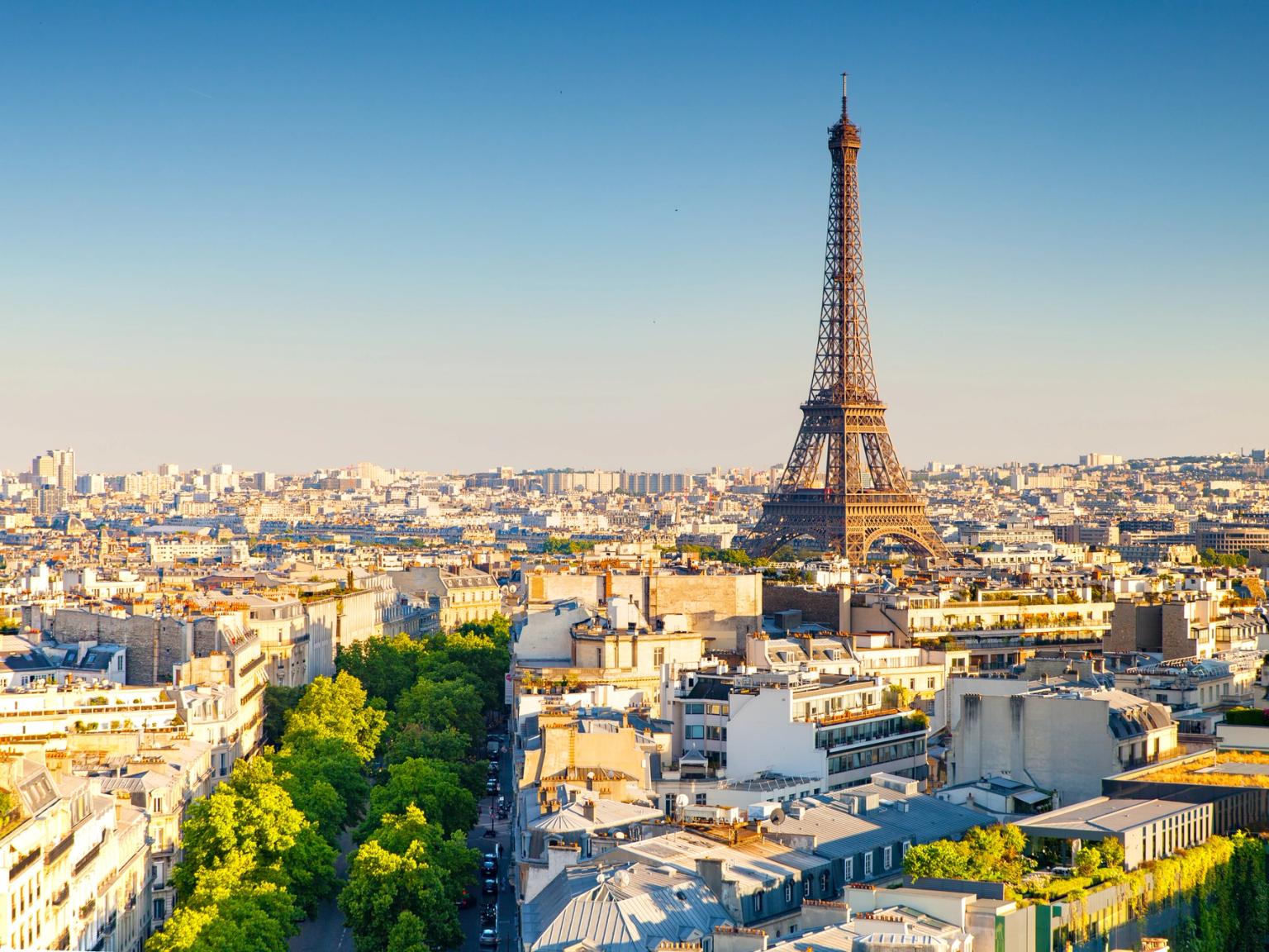 en luftig utsikt over paris med eiffeltårnet i bakgrunnen