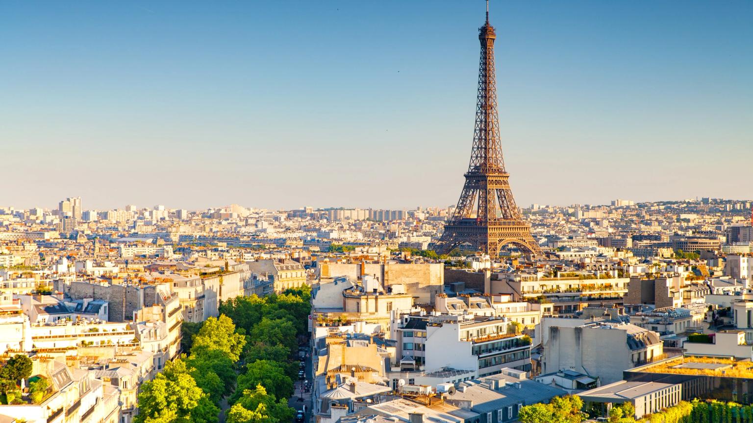 en flygvy över paris med eiffeltornet i bakgrunden