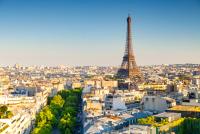 eine Luftaufnahme von Paris mit dem Eiffelturm im Hintergrund