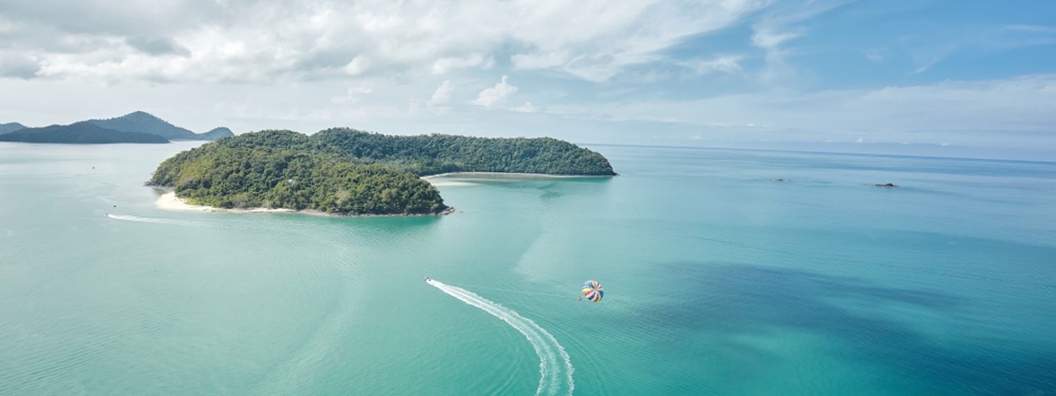 et luftfoto av en liten øy midt i havet, Langkawi - Malaysia