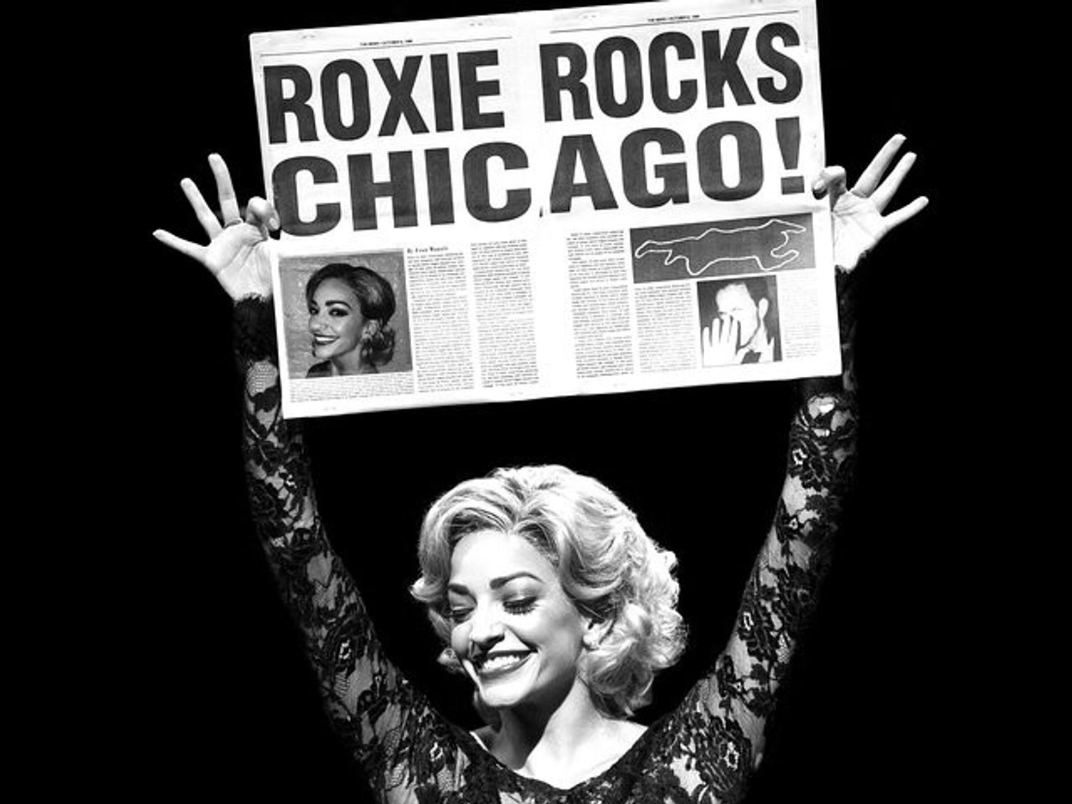 Schwarz-weiß-Bild einer lächelnden Frau mit blonden Locken, die eine Zeitung über ihrem Kopf hält, auf der „ROXIE ROCKS CHICAGO!“ steht.