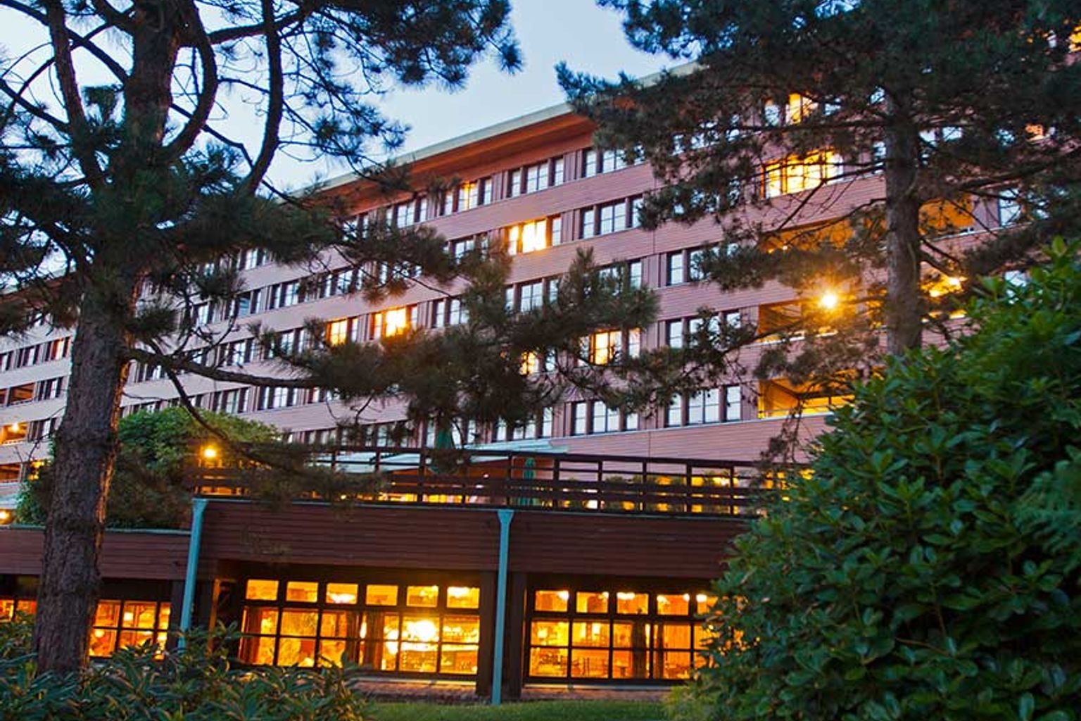 et disney foto af en stor bygning med træer foran det