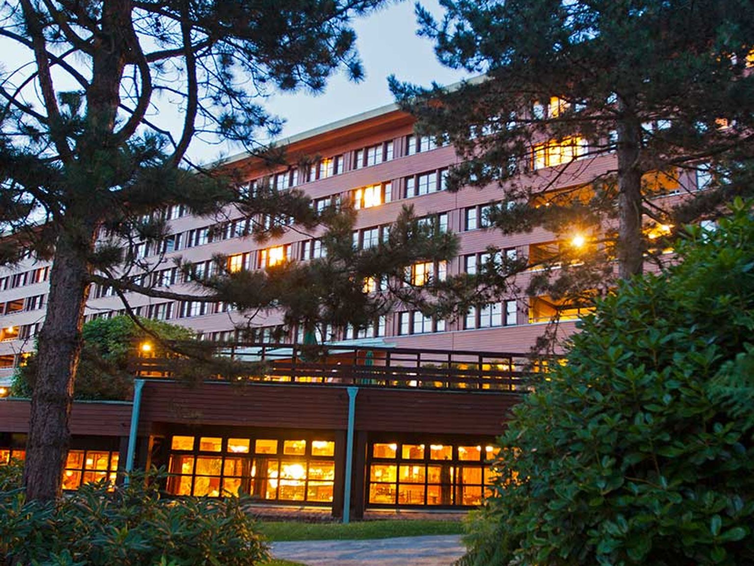 et disney bilde av en stor bygning med trær foran det