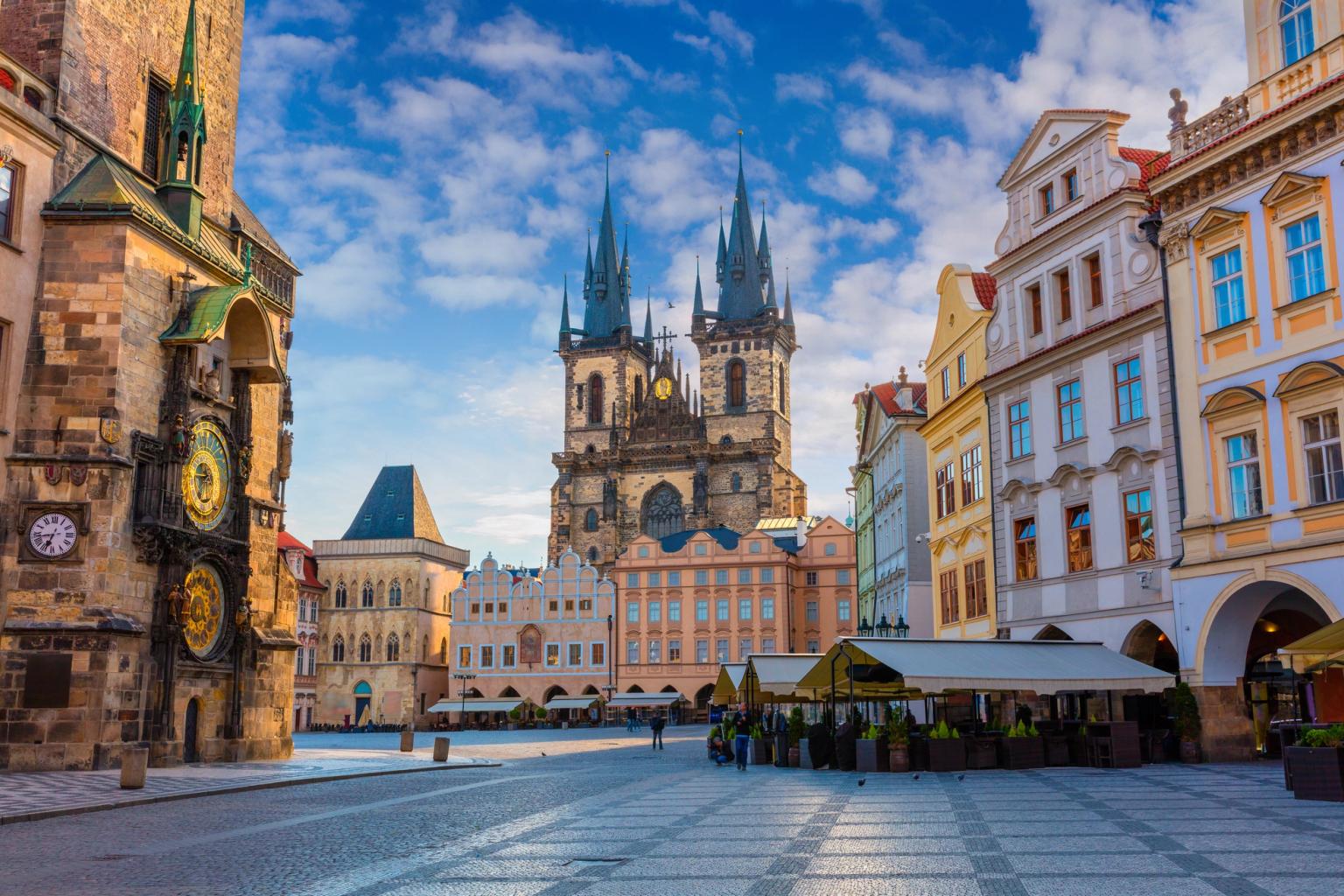 La Plaza de la Ciudad Vieja de Praga con el Reloj Astronómico y la Iglesia de Týn.