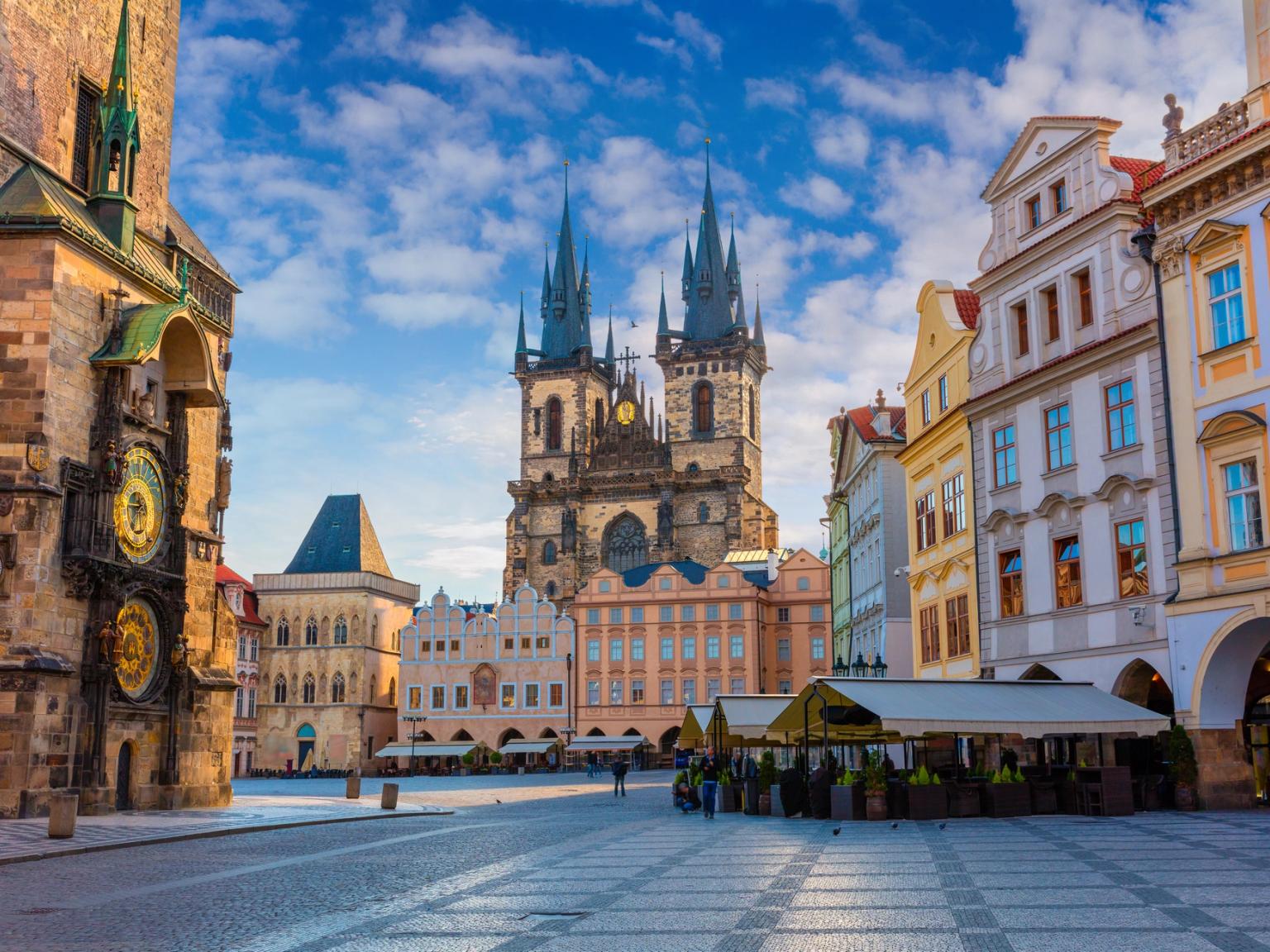 det finns ett klocktorn i mitten av staden Prag.
