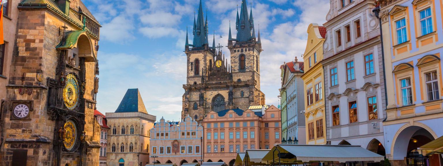 det er et klokketårn i midten av byen Praha.