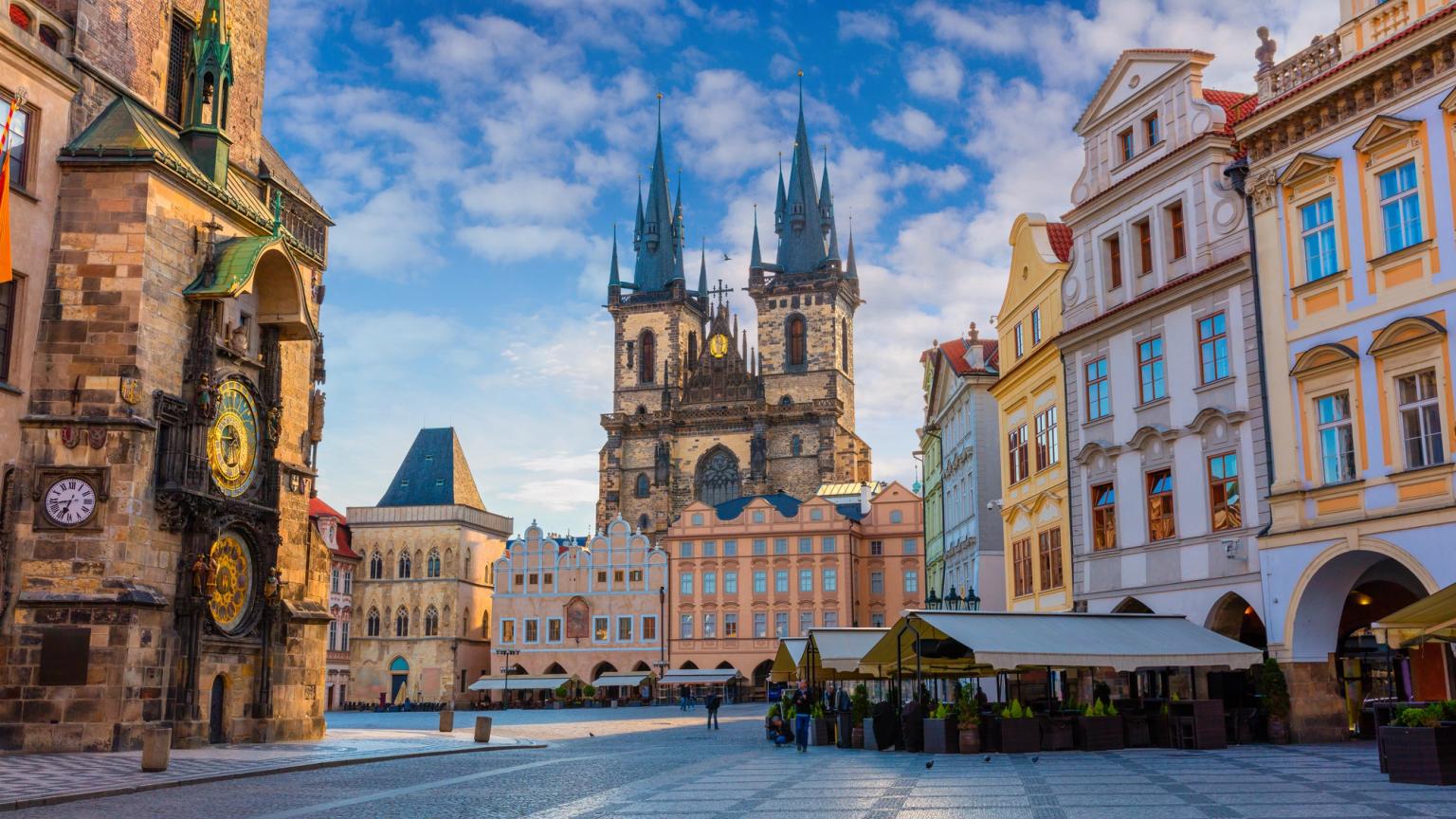 La Plaza de la Ciudad Vieja de Praga con el Reloj Astronómico y la Iglesia de Týn.