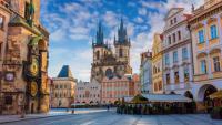 La Plaza de la Ciudad Vieja de Praga con el Reloj Astronómico y la Iglesia de Týn.