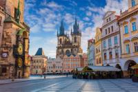 La Plaza de la Ciudad Vieja de Praga con el Reloj Astronómico y la Iglesia de Týn.