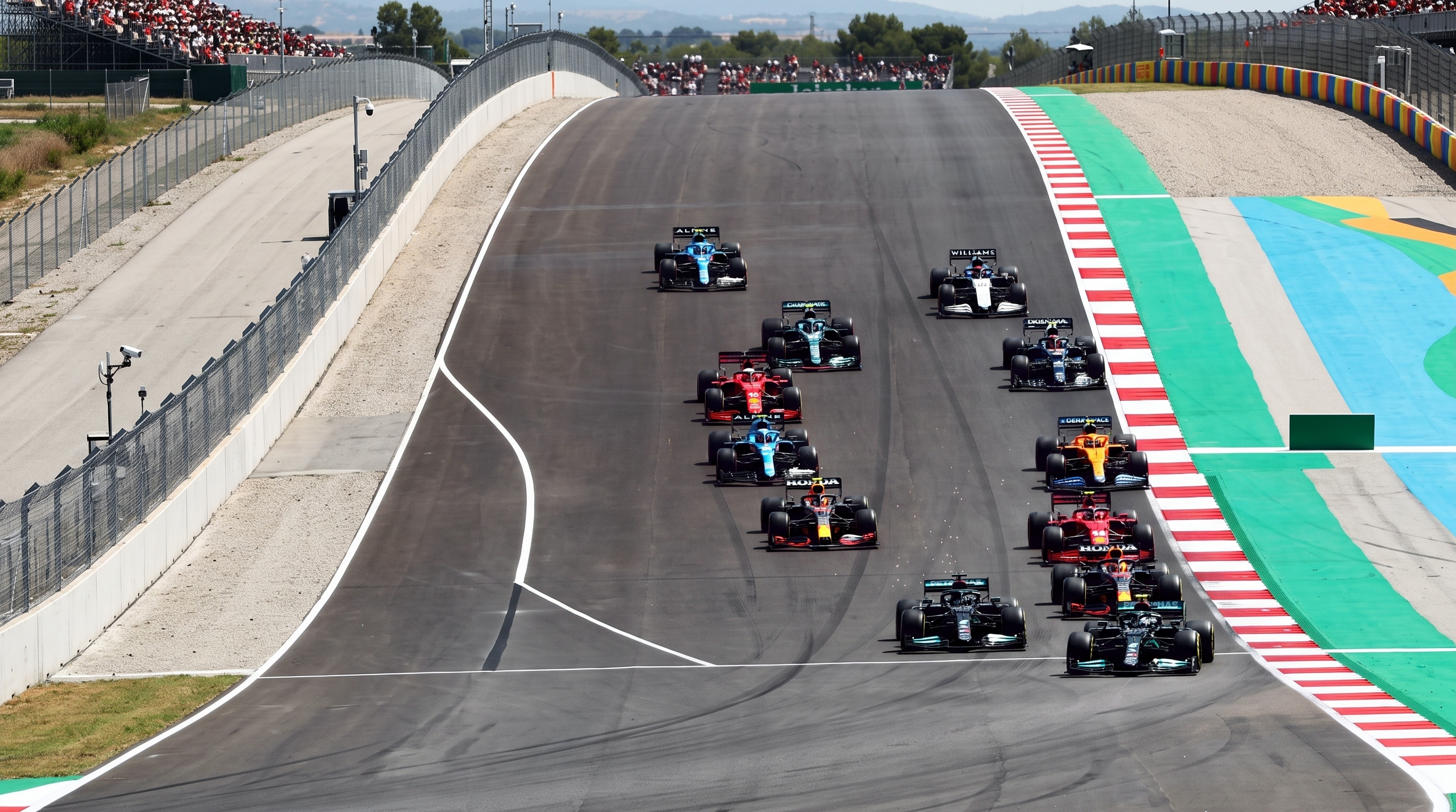 Meerdere Formule 1-auto's racen bergopwaarts op een circuit.