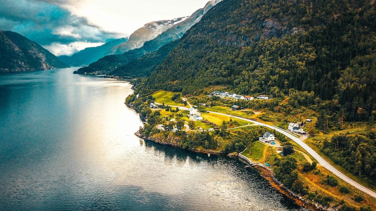 en luftig utsikt over en innsjø omgitt av fjell og trær
