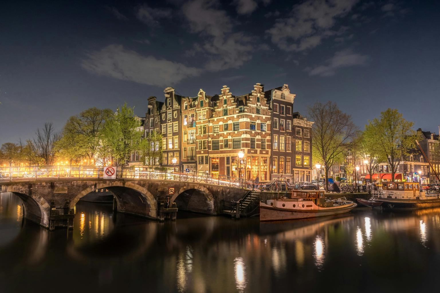 eine Brücke über einen Kanal in Amsterdam in der Nacht