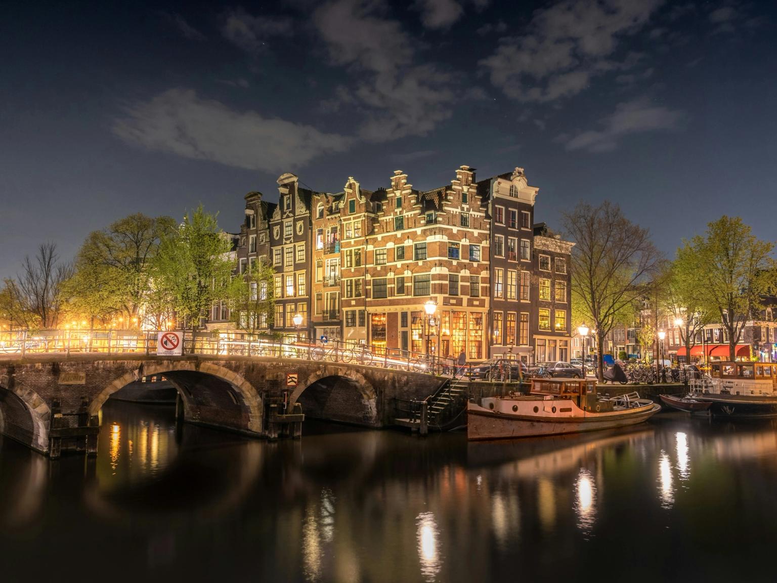 eine Brücke über einen Kanal in Amsterdam in der Nacht