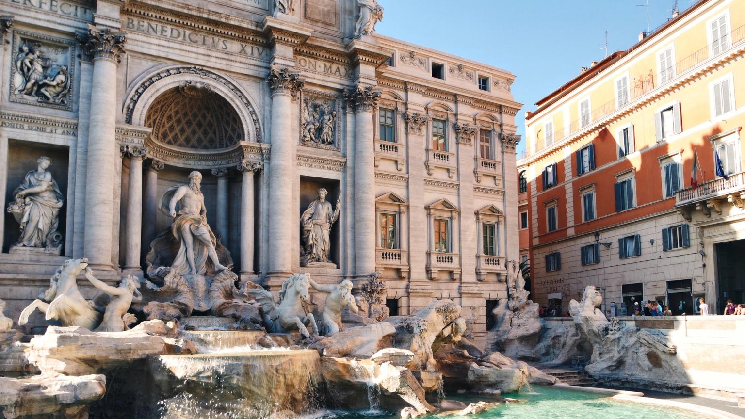det er en fontene foran en bygning i roma