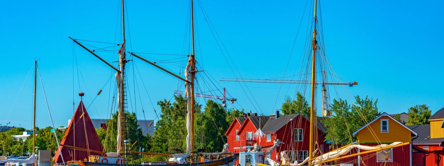 en grupp segelbåtar är dockade i en hamn