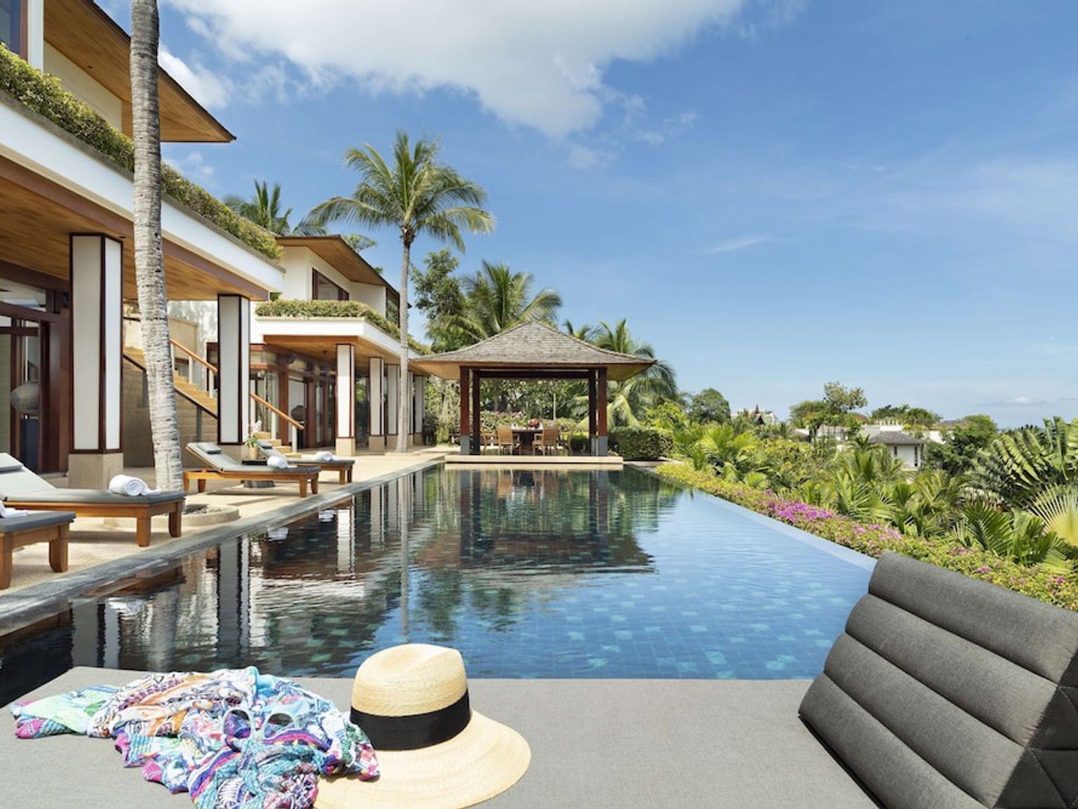 keskellä huvilaa on suuri uima-allas.