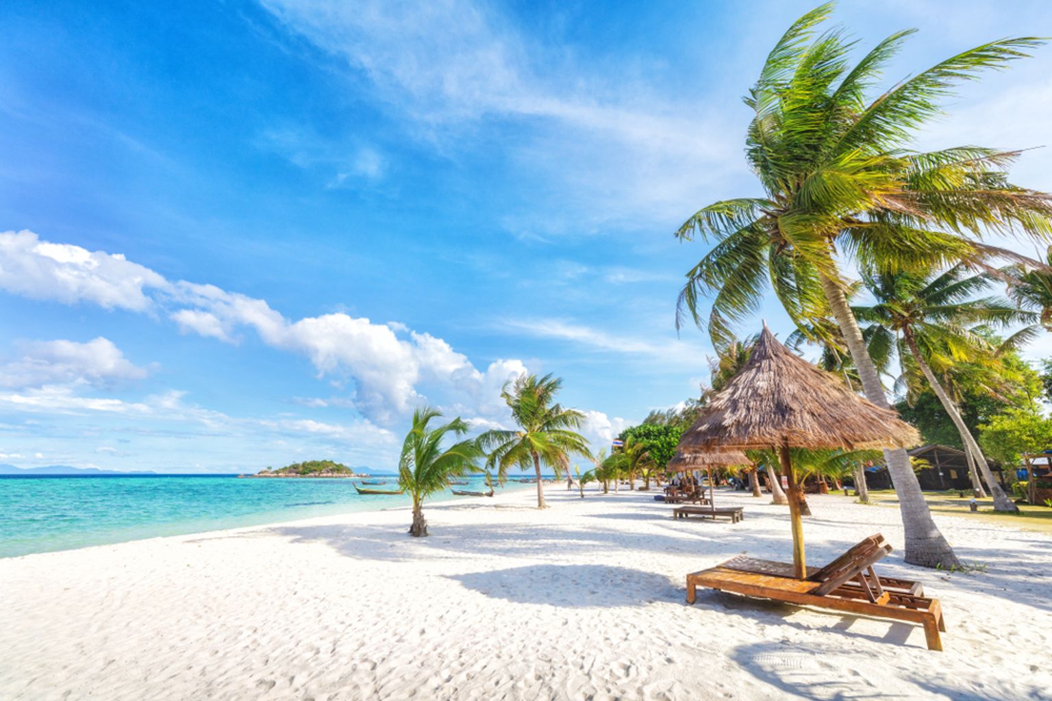 det finns många stolar och paraplyer på stranden, Koh Lipe, Thailand