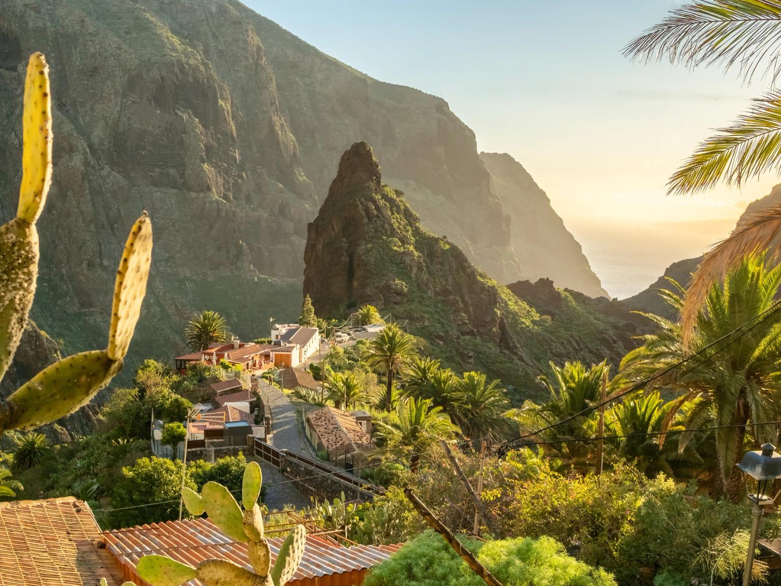 en lille landsby på Tenerife midt i en dal omgivet af bjerge og palmer.