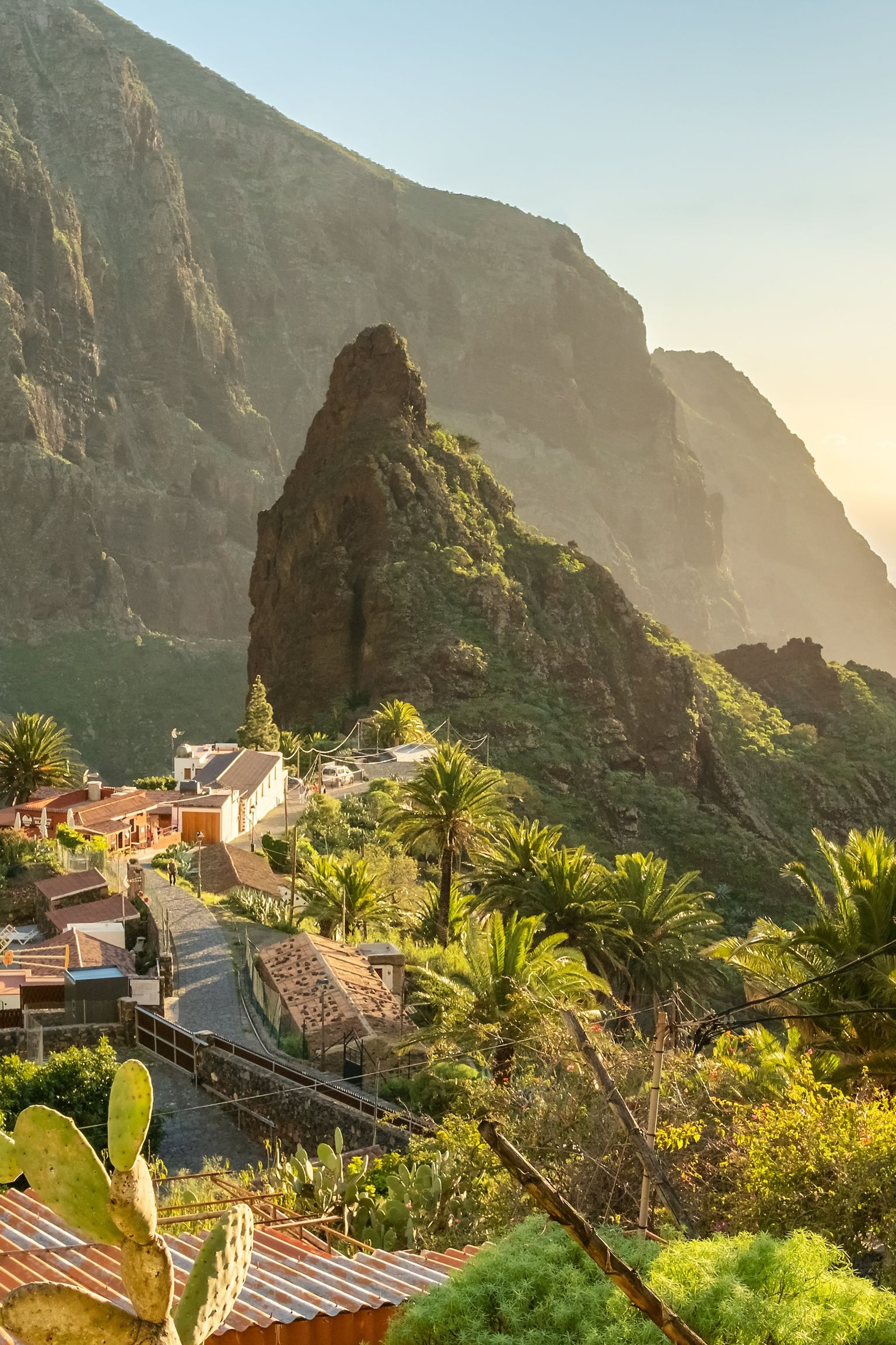 en lille landsby på Tenerife midt i en dal omgivet af bjerge og palmer.