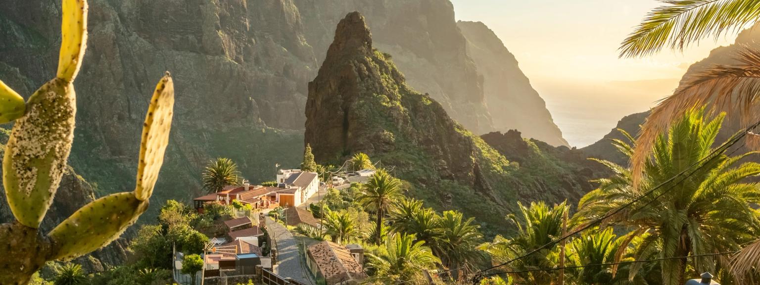 en liten by på Teneriffa mitt i en dal omgiven av berg och palmer.
