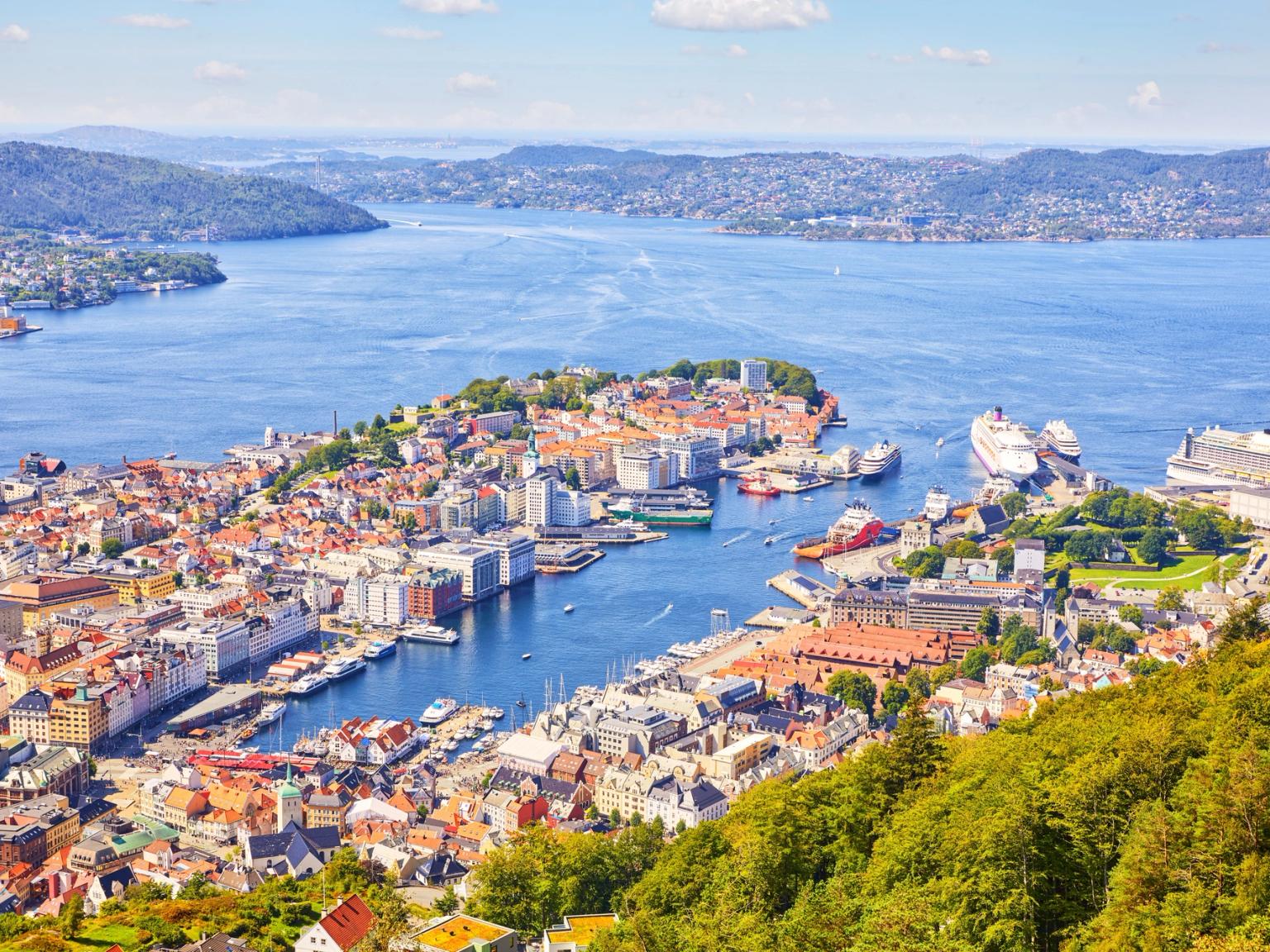 en luftvisning af en by med en stor vandmasse i baggrunden