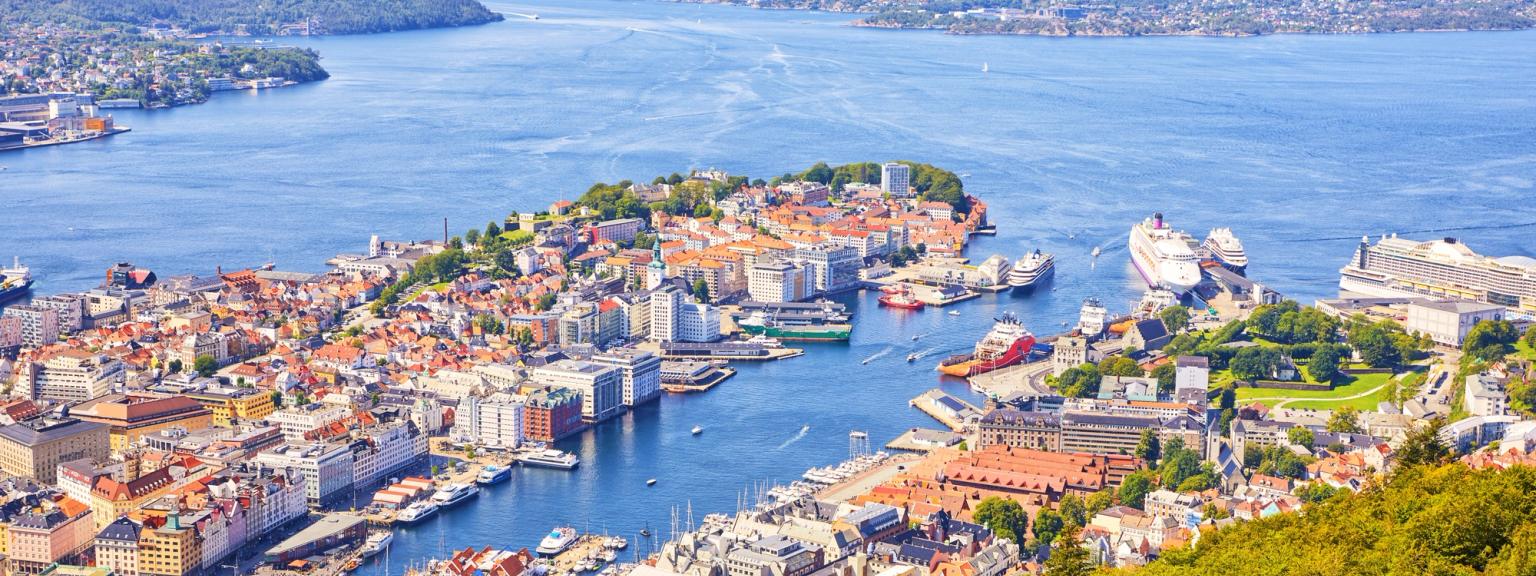 en luftvisning af en by med en stor vandmasse i baggrunden