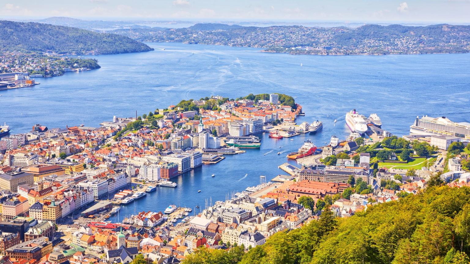 en luftvisning af en by med en stor vandmasse i baggrunden