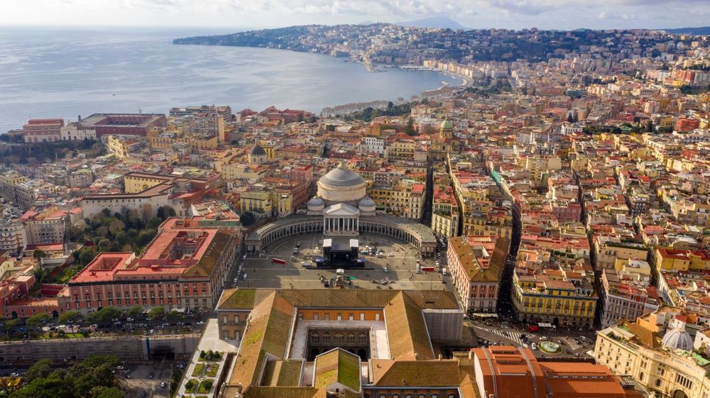 Vue aérienne de Naples montrant la Piazza del Plebiscito, la basilique San Francesco di Paola et la baie de Naples.