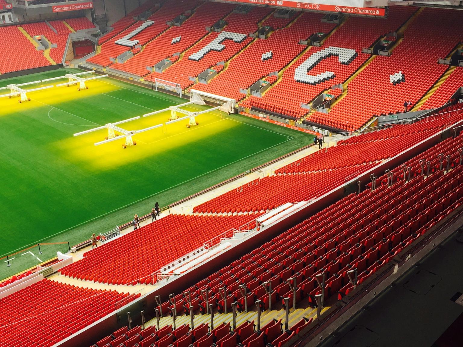 een leeg voetbalstadion met de letters lf.c. geschilderd op de stoelen