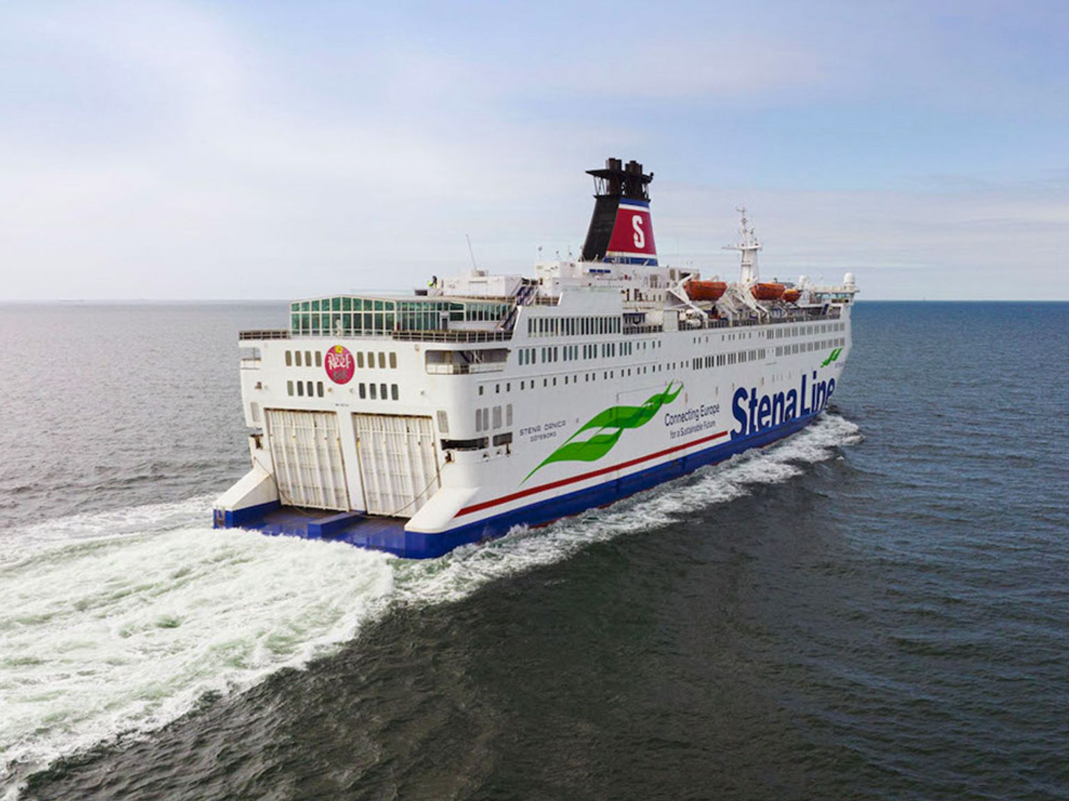 et stort krydstogtskib flyder på toppen af et vandområde