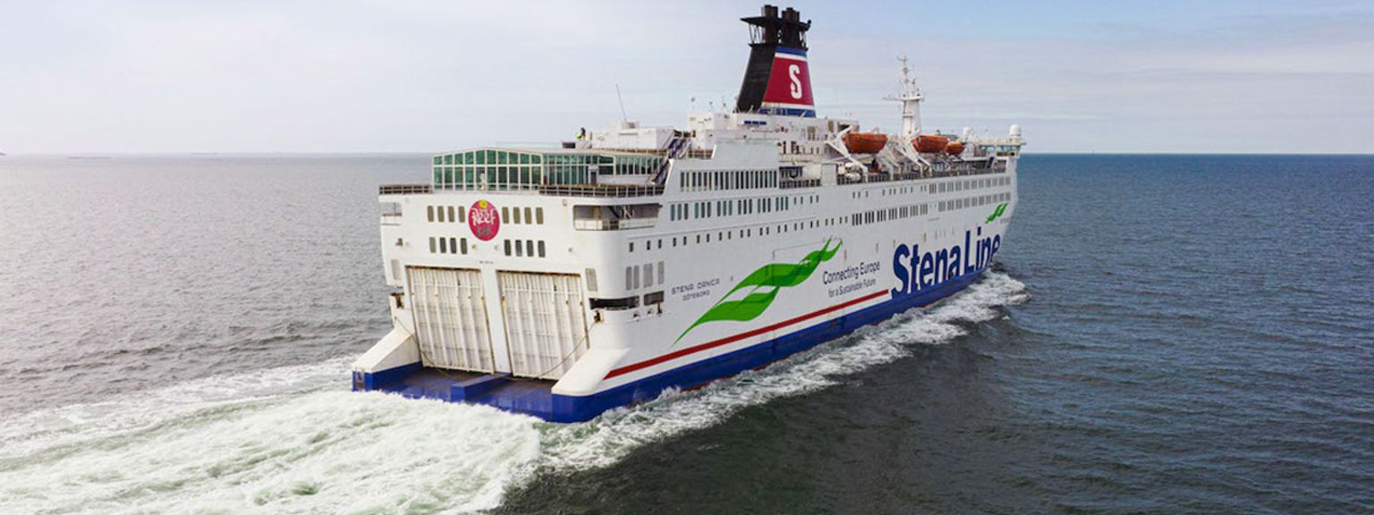 et stort krydstogtskib flyder på toppen af et vandområde