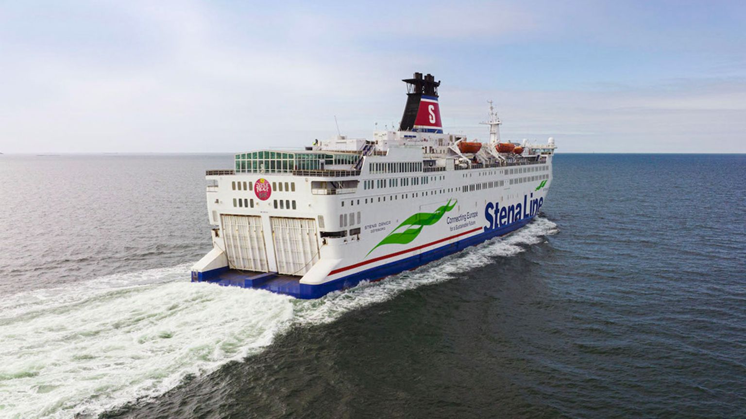 et stort cruiseskip flyter på toppen av et vann