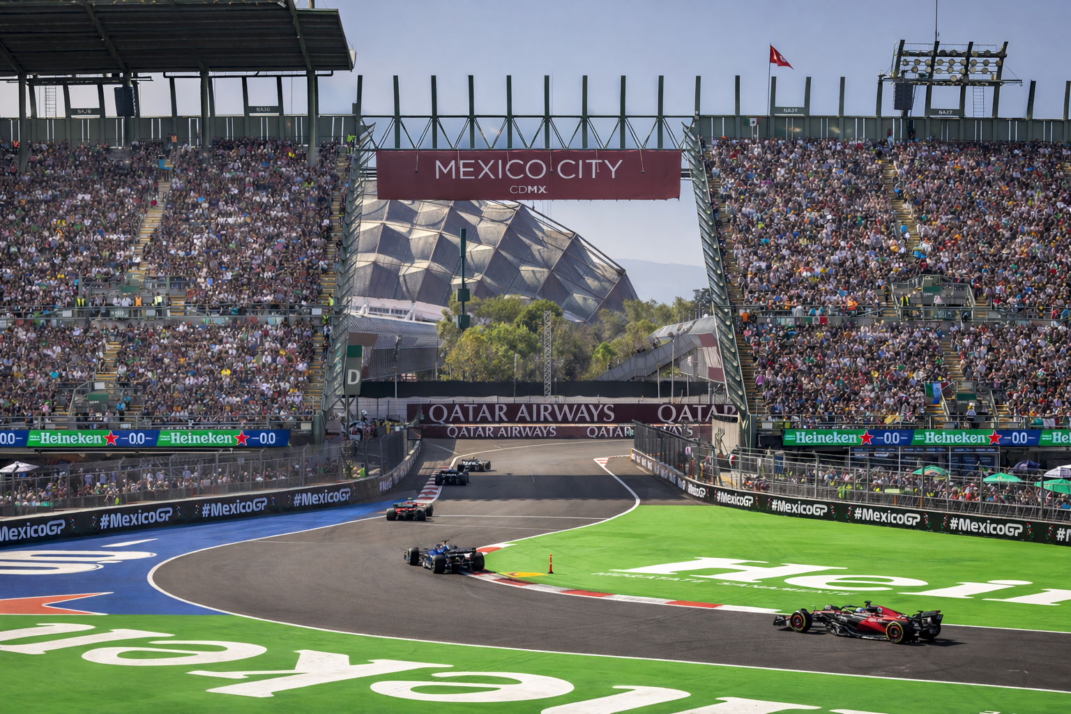 Formel 1-racerbiler på en bane omgitt av jublende tilskuere og et banner med teksten "Mexico City".
