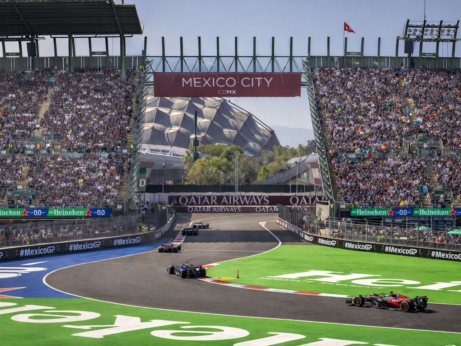 Formel 1-racerbiler på en bane omgitt av jublende tilskuere og et banner med teksten "Mexico City".