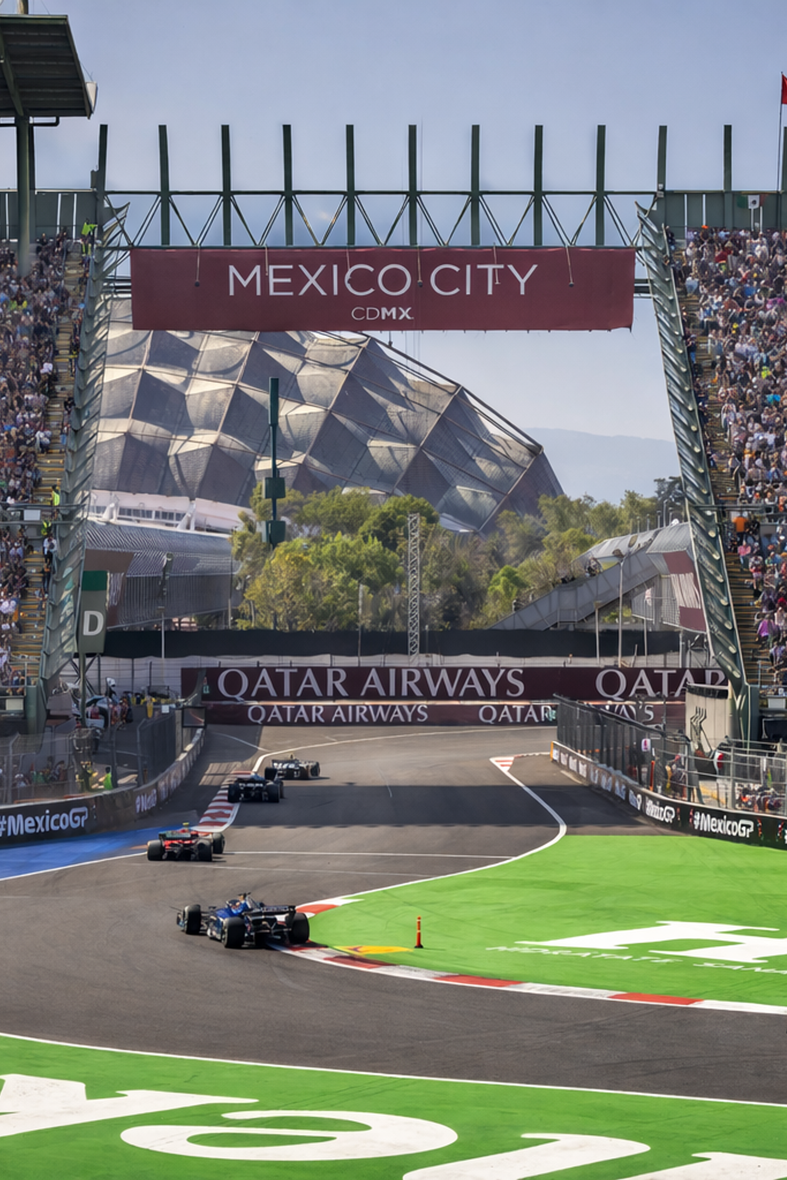 Formel 1-racerbiler på en bane omgitt av jublende tilskuere og et banner med teksten "Mexico City".