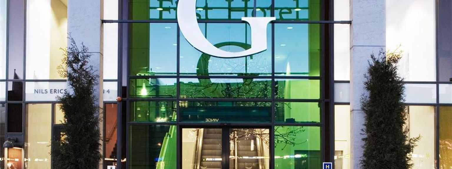indgangen til det første hotel har en grøn glasfacade