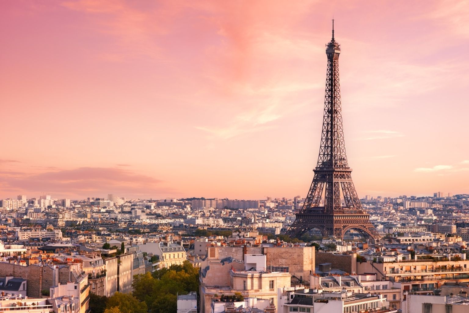 una vista aérea de la Torre Eiffel en París al atardecer