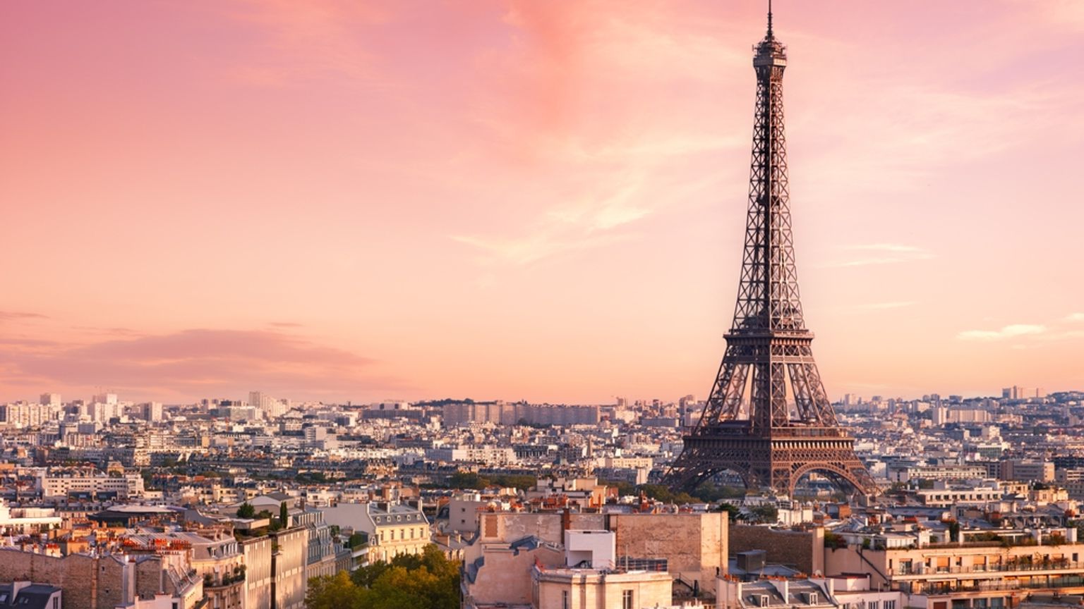 una vista aérea de la Torre Eiffel en París al atardecer