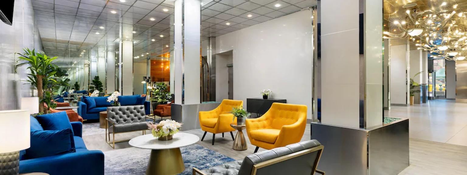 det er mange stoler og en sofa i lobbyen på et hotell
