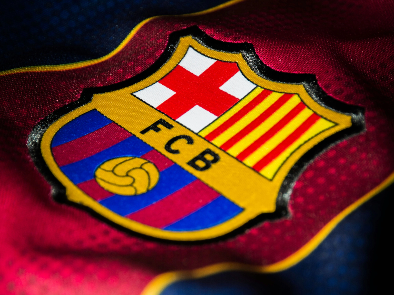 Nahaufnahme des FC Barcelona-Wappens auf einem Trikot.