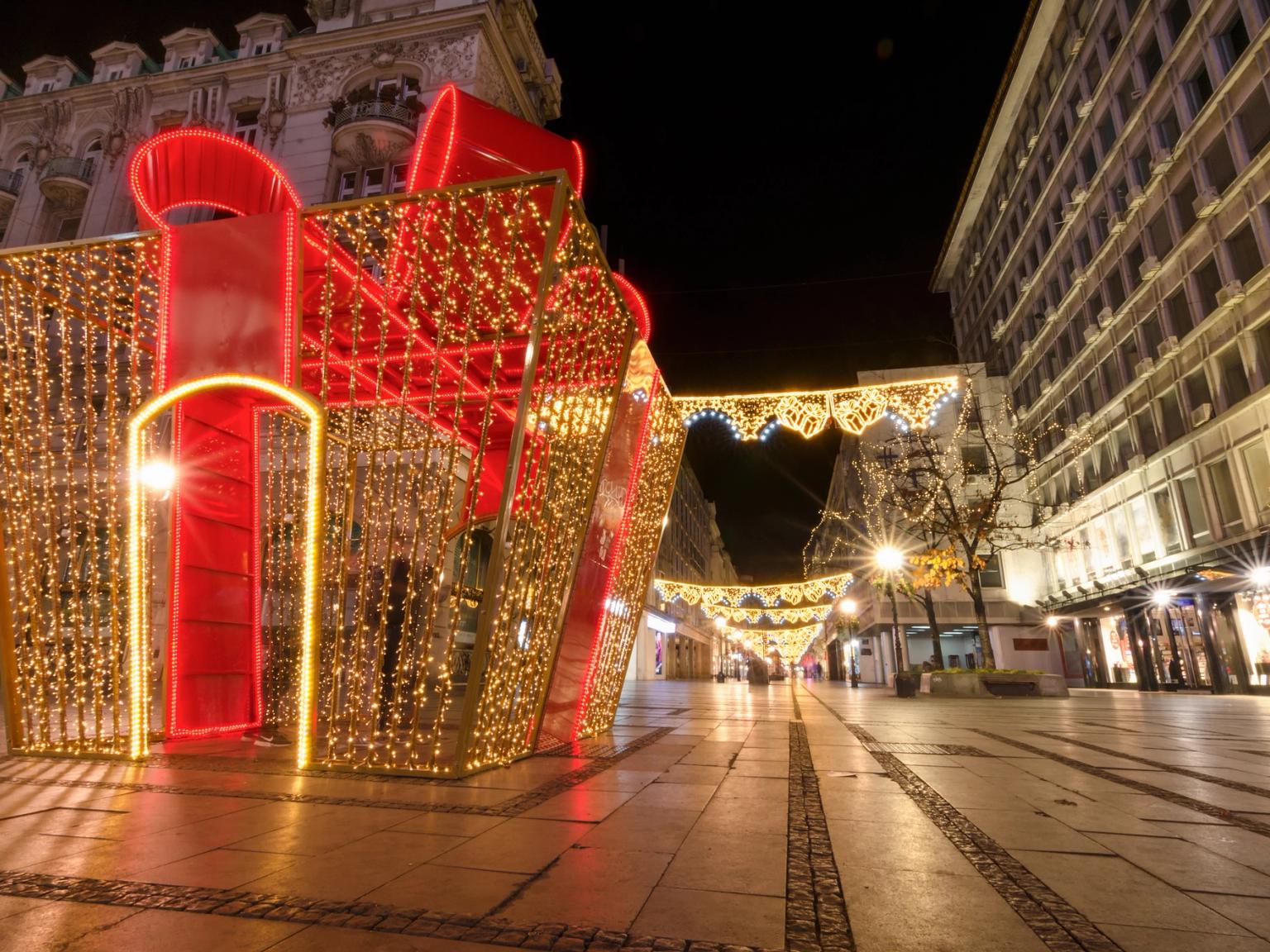 en juldekoration i form av en presentlåda på en stadsgata på natten