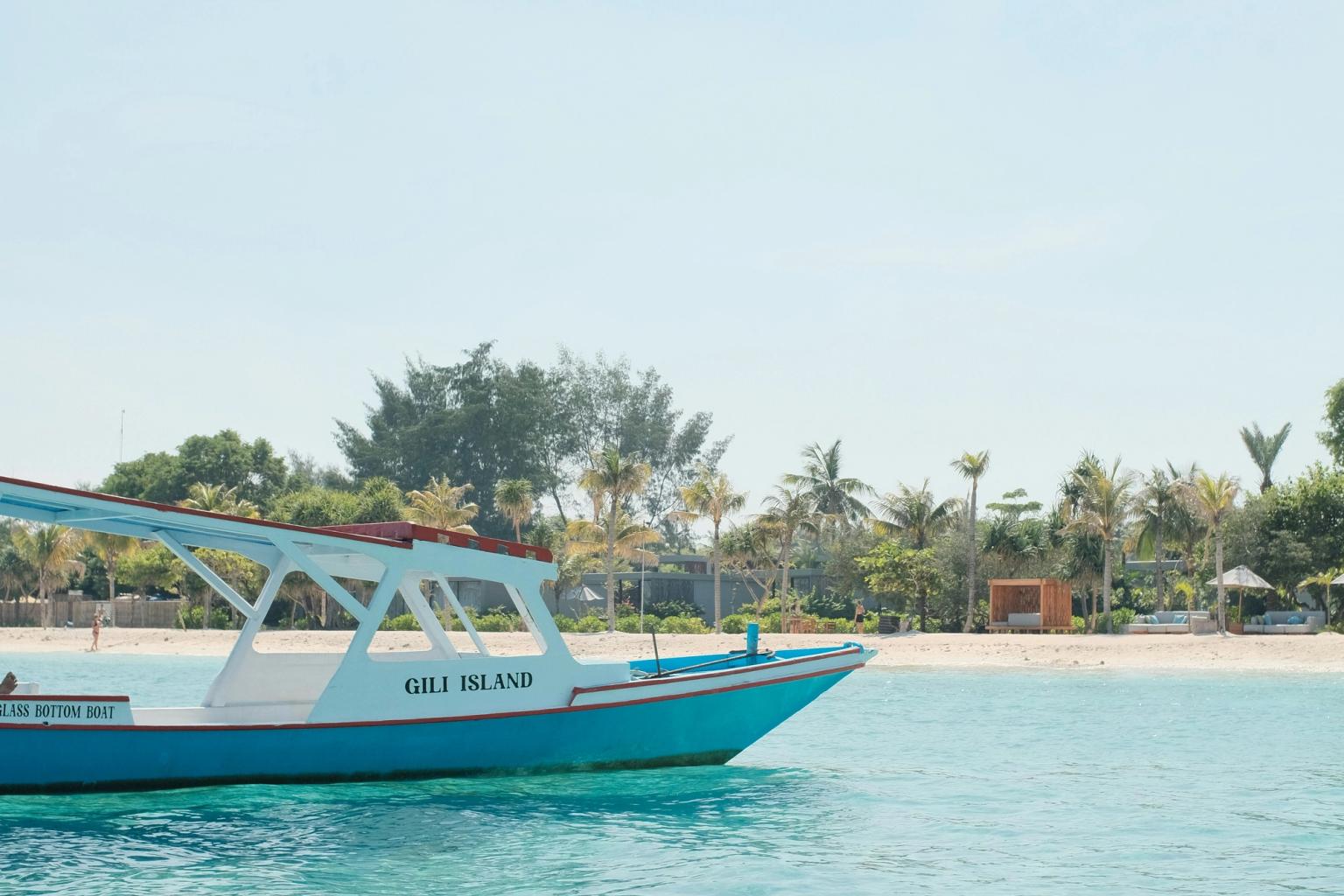 en båt som säger gili island på sidan av den