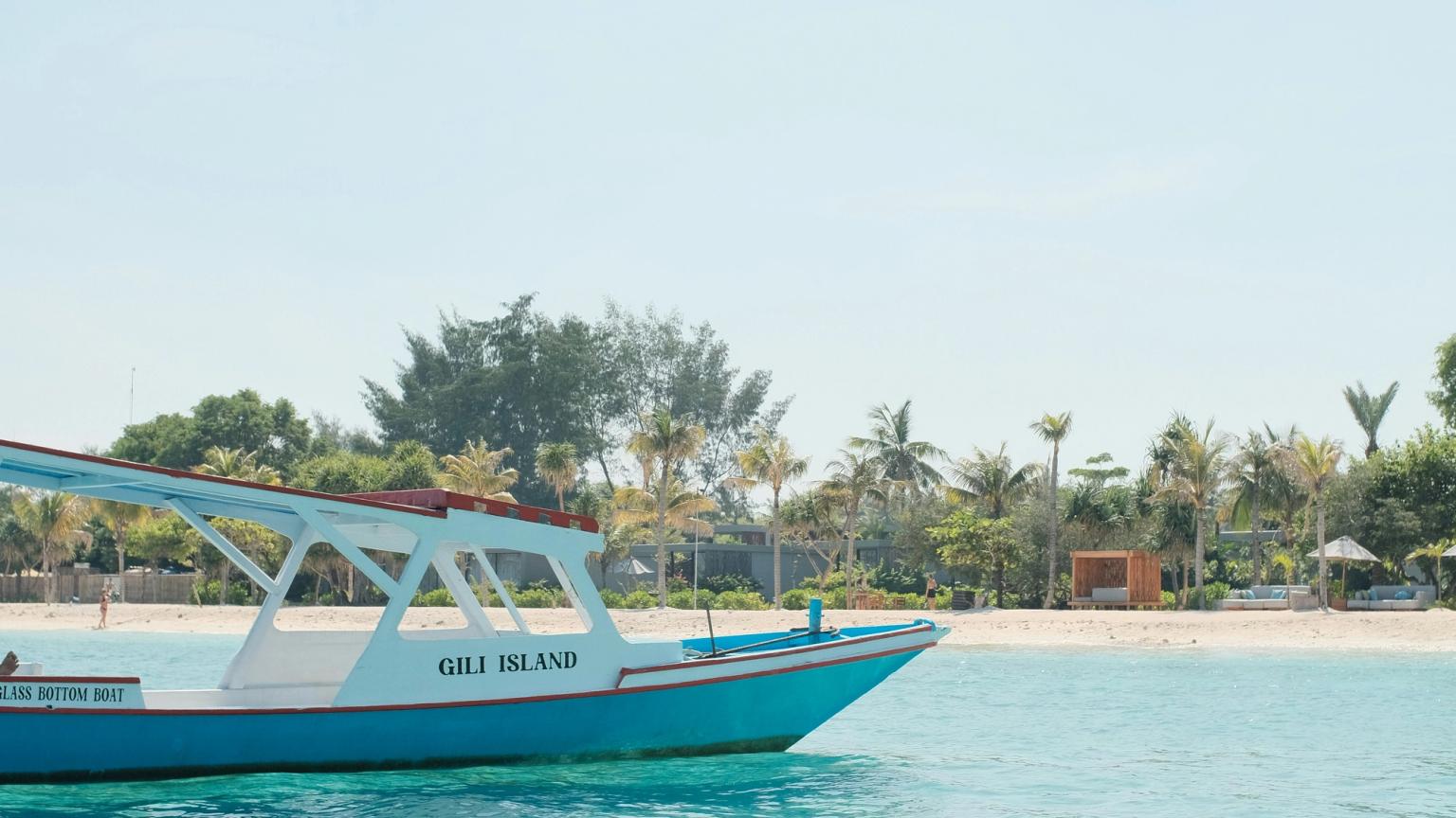 en båt som säger gili island på sidan av den