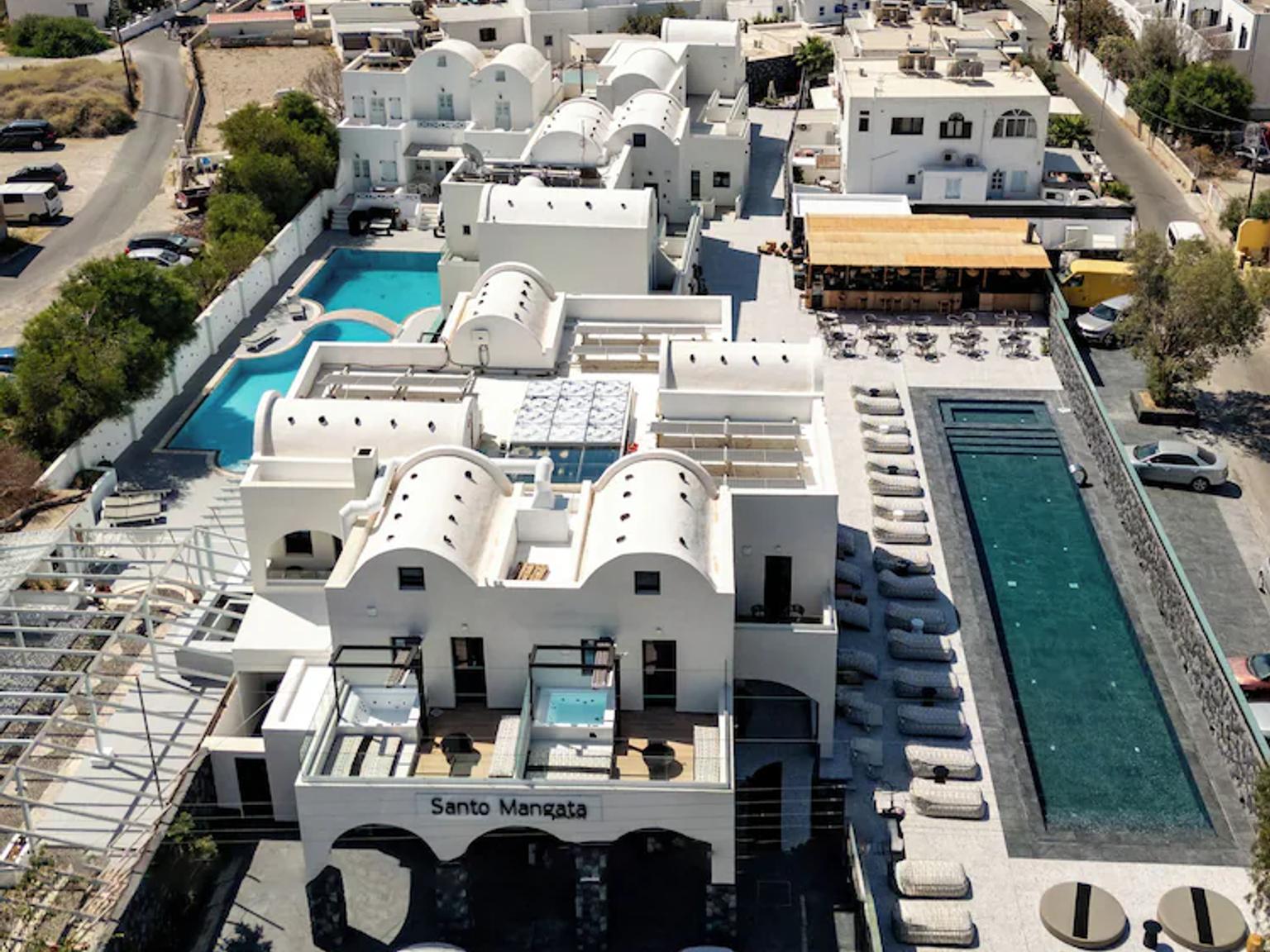 et luftfoto af et hotel med biler parkeret foran