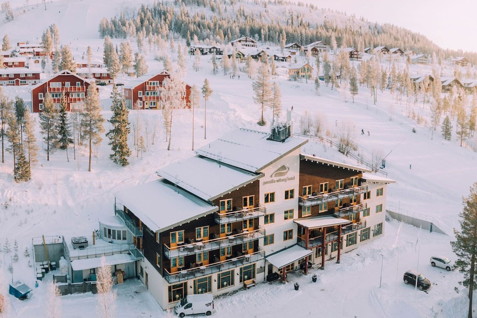 et luftfoto av et hotell midt i et snødekt fjell