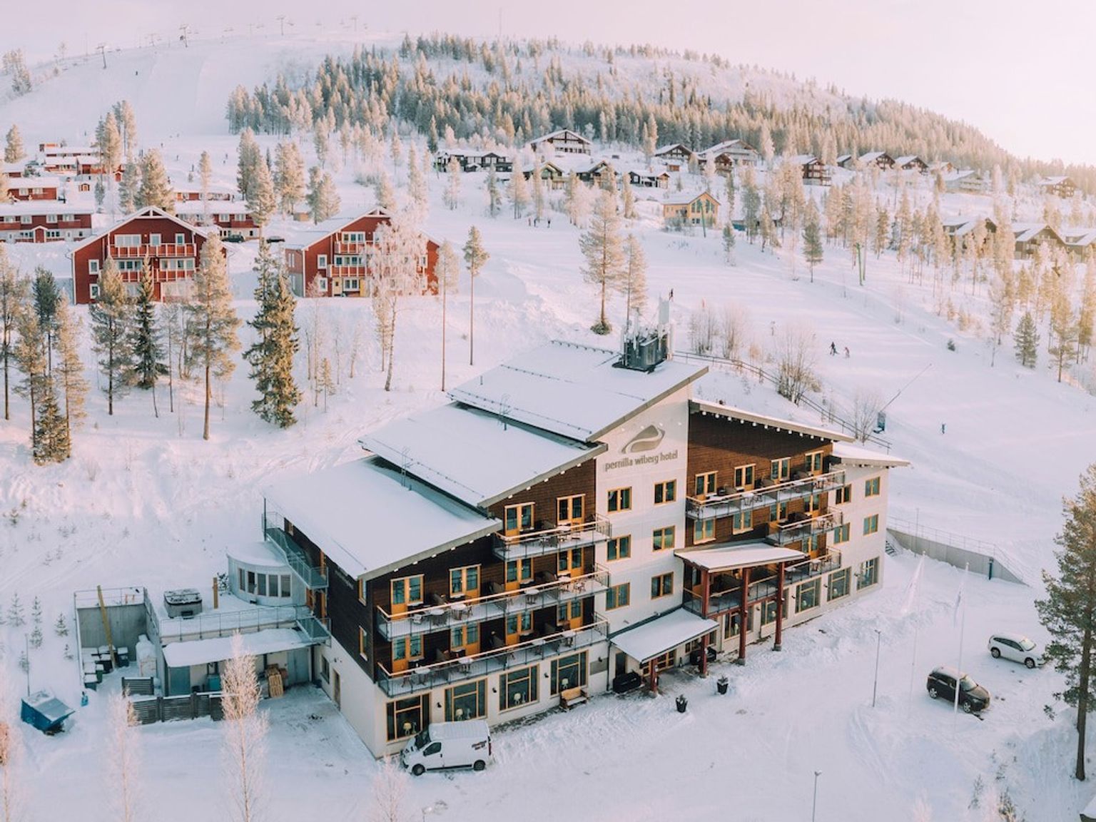en flygvy av ett hotell mitt i ett snötäckt berg