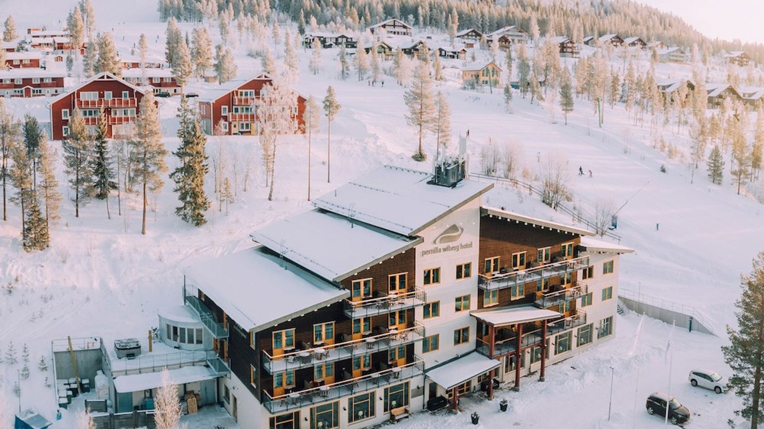 et luftfoto av et hotell midt i et snødekt fjell